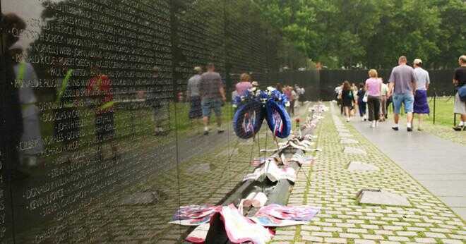 Vad representerar diamanter och kors på Vietnam Veterans Memorial väggen?
