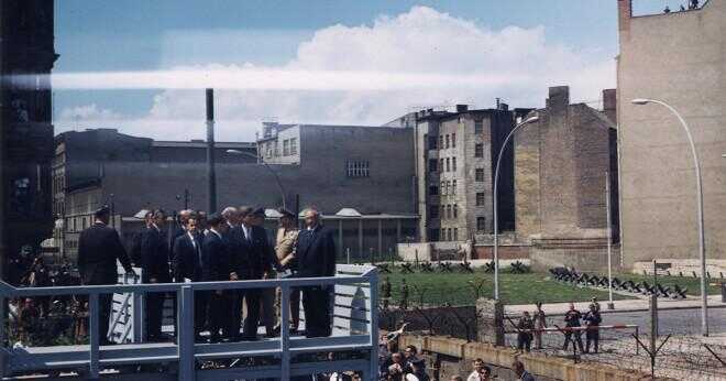 Hur länge var Berlinmuren upp för?