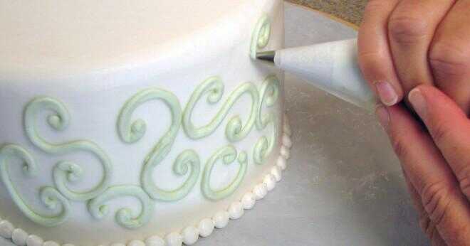 Hur lång tid tar det att baka och dekorera en fyra lager bröllopstårta?
