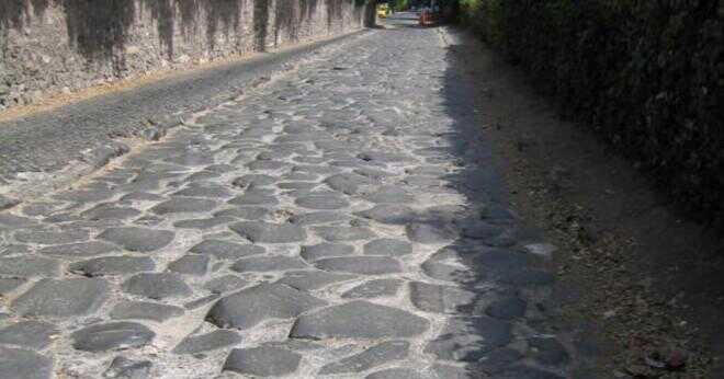 Romerska vägar byggdes främst för att tillåta vad?