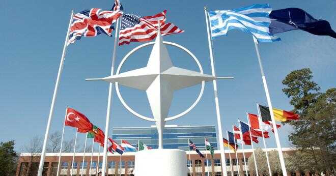 Förklara de steg som ledde till USA i stora utomeuropeiska militära åtaganden NATO Koreakriget och hur gjorde växande militära makt och det kalla kriget långsiktiga engagemang påverkar American society?