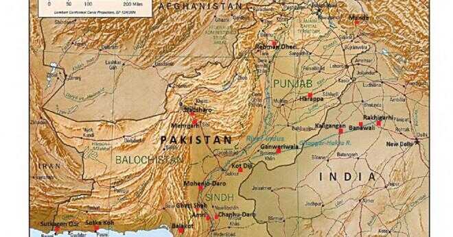 Vilka två stora fysiska funktioner ligger nära den Indus dalen?