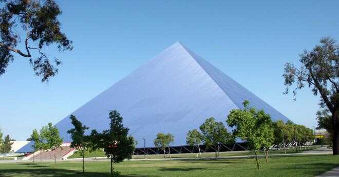 Varför var Louvren pyramiden trekantiga?