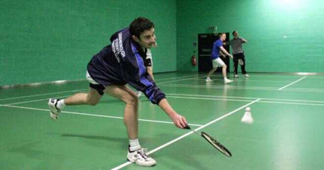 I badminton dubblar kan servern stativet i korridoren för att tjäna på backhand?