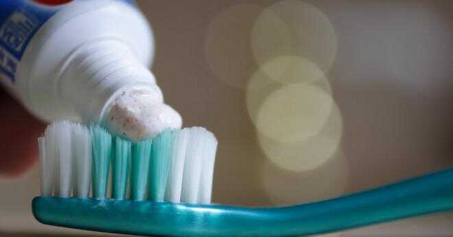 Hur hjälper tandkräm för att rengöra tänderna?