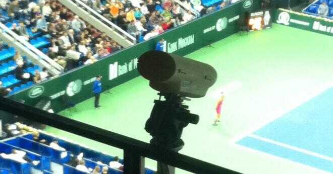 Där placeras hawk eye-kameran i en tennisbana?