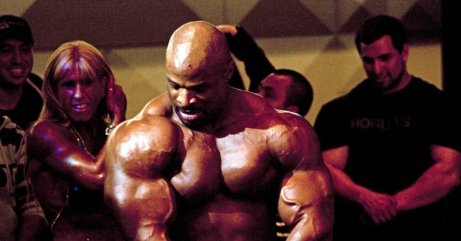 Vilket år började Arnold bodybuilding?