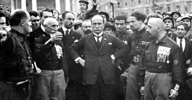 Benito Mussolini tar kontroll över Italiens regering vilket år?