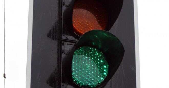 Vad innebär ett fast gult trafikljus?