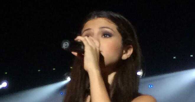 Vilken ålder Selena Gomez blev känd för att sjunga?