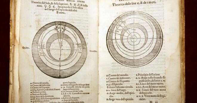 Varför har Ptolemy planeterna kretsar runt jorden på cirklar på cirklar i hans modell av universum?