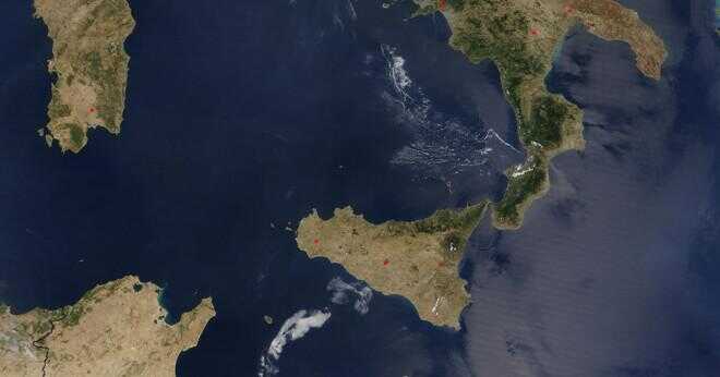 Vad kallas de 3 vattenförekomster som omger Grekland?