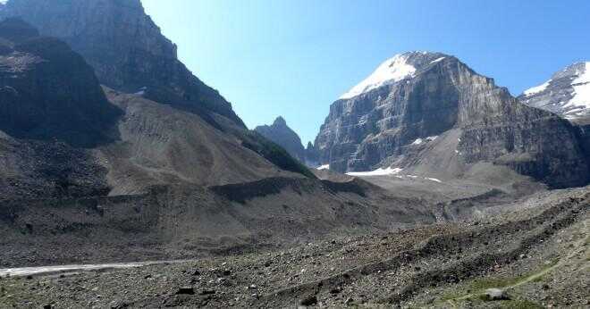 Vad är skålformade handfaten som följer av glaciärerosion på sidan av ett berg?