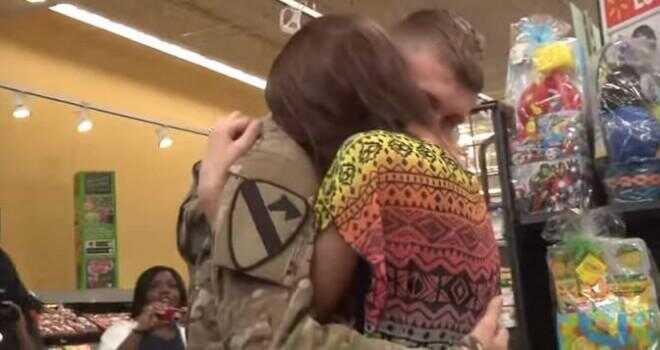 Soldat återvänder hem att överraska sin fru. Men titta som hon händerna över...