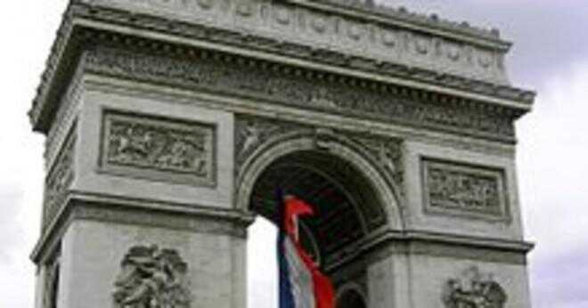 Varför doppar fransmännen alla flaggor utom amerikanska flaggan under Arc De Triomphe eviga lågan ceremonin?