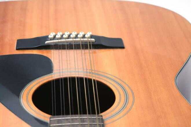 Hur man stämmer en 12-strängad gitarr