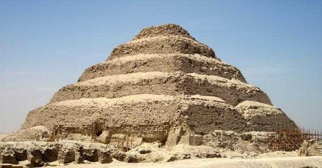 Som uppfanns första hieroglyferna eller pyramiderna?