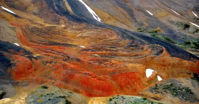 Vad kallas ett vulkaniskt berg består av vulkanisk aska aska och bomber?