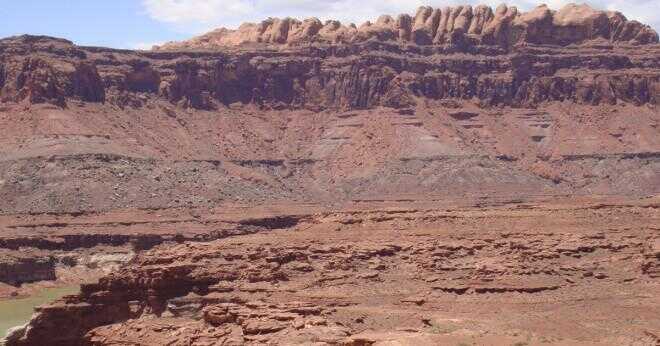 Varför är det sedimentära bergarter lagret längst ned i en kanjon äldre sedan ett sedimentary vagga lager överst i en kanjon?