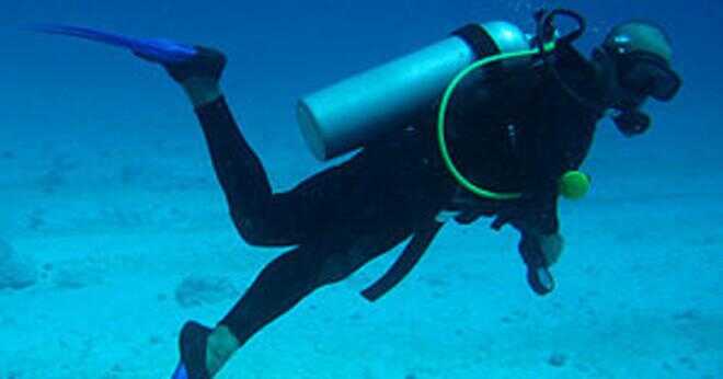 Varför är det farligt för en dykare att flytta upp stiga snabbt i vattnet till ytan?