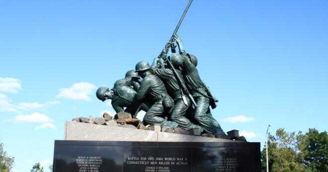 Vad citat skrivs vid basen av Iwo Jima Memorial?