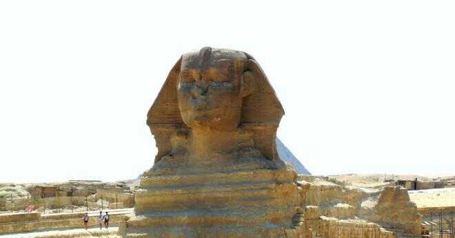 När höggs av sfinxen i Giza?