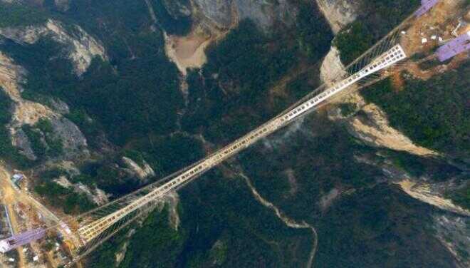 Denna bro är så brant som det ser ut som en berg och dalbana. Nu titta på vad det är som att köra...