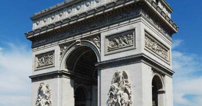 Hur många namn skrivs på Triumfbågen i Paris?