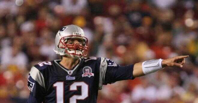Hur många passerar gårdar har Tom Brady har under säsongen 2011?