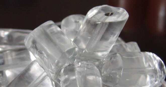 Varför temperaturen minskar när du sätter en ice cube fack fyllda med vatten i frysen?