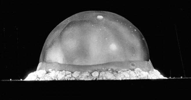 Vad är likheterna mellan en atombomb och atombomb?
