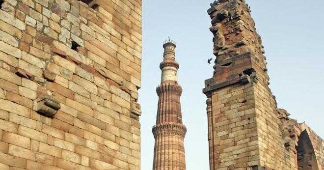 Hur många turister besöker Qutub Minar varje år?