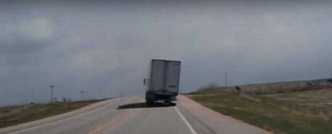 WOW! Starka vindar nästan vända denna lastbil över!