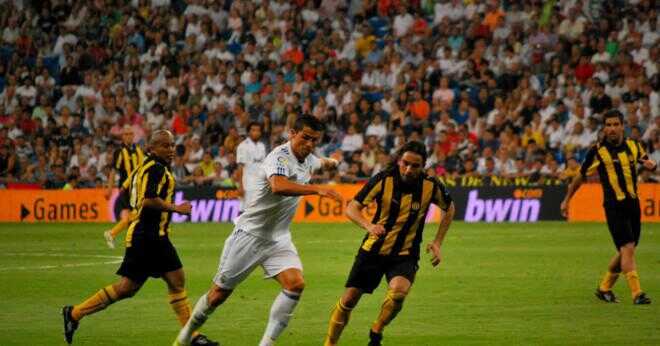 Vilken ställning har Cristiano Ronaldo spela i sporting Lissabon?