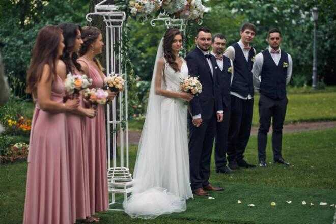 Varför tärnor bära matchande klänningar och ursprunget bakom 14 andra galna bröllop dag ritualer