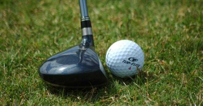 I golf är vad regeln om bollen träffar botten kopp och kommer ut?