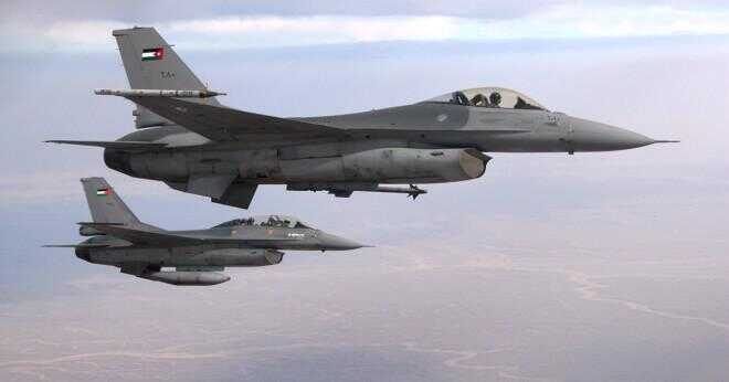 Vad är toppfarten på F-16 jaktplan?