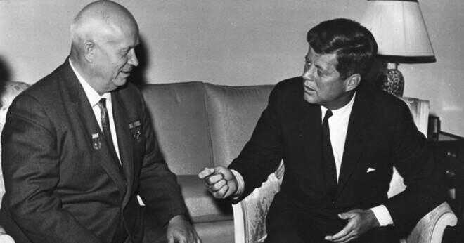 Varför tror du att USA och Sovjetunionen kunde samarbeta under Suezkrisen?