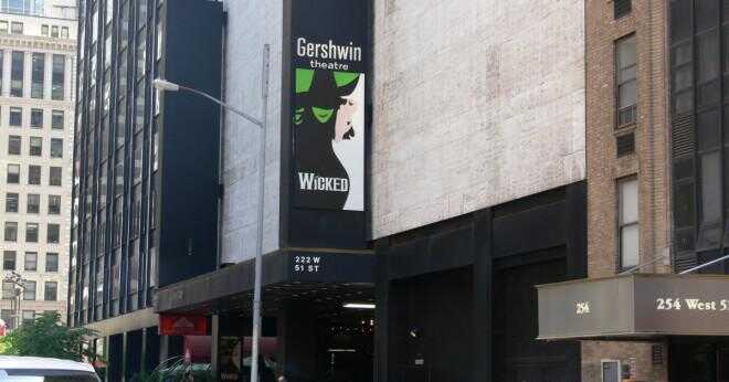Hur många platser i Gershwin theater Broadway?