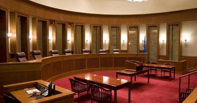 Vilka kriterier används för att avgöra vilka fall som den amerikanska högsta domstolen kommer höra under besvärsmyndigheten jurisdiktion?
