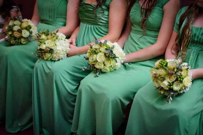 Varför tärnor bära matchande klänningar och ursprunget bakom 14 andra galna bröllop dag ritualer