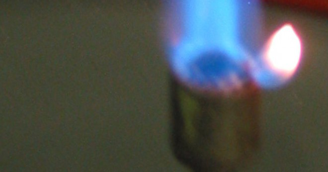 Är en flamma testet kvalitativ eller en kvantitativ analys?
