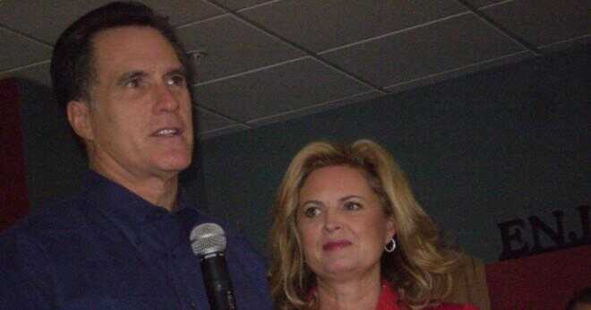Vilken grad har Mitt Romney från brigham unga universitet?