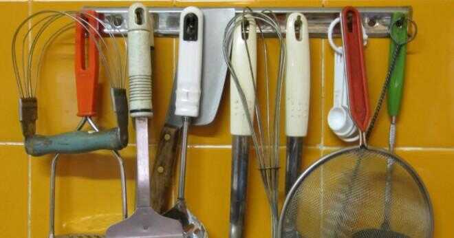 En mikrovågsugn är halvvägs mellan spis och diskbänk och en elektrisk konservöppnare är halvvägs mellan kylskåp och diskbänk?