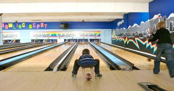 Om du släpper ett bowlingklot och en fjäder från samma höjd varför skulle bowlingklot slå groung först?